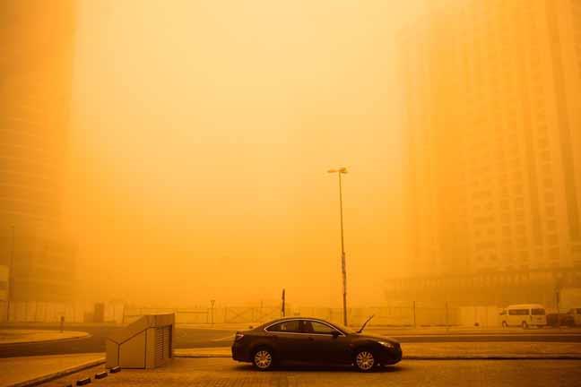 عاصفة هائلة تضرب مدينة دبي 