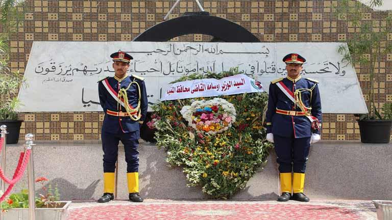 محافظ المنيا يضع إكليل الزهور على النصب التذكاري بمناسبة العيد القومي 
