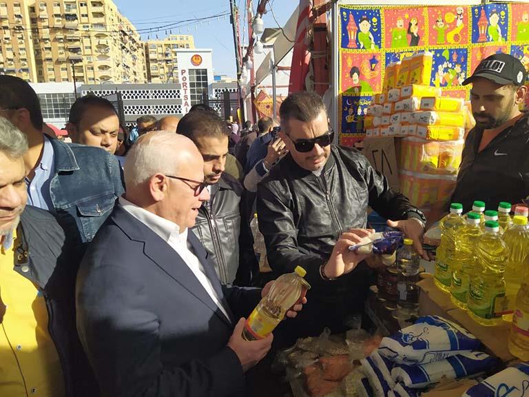 محافظ بورسعيد يشيد بانخفاض الأسعار بمعرض أهلا رمضان (1)