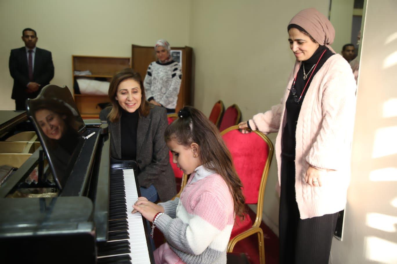 العزف على البيانو لطفلة قادرون باختلاف تاليا محمد