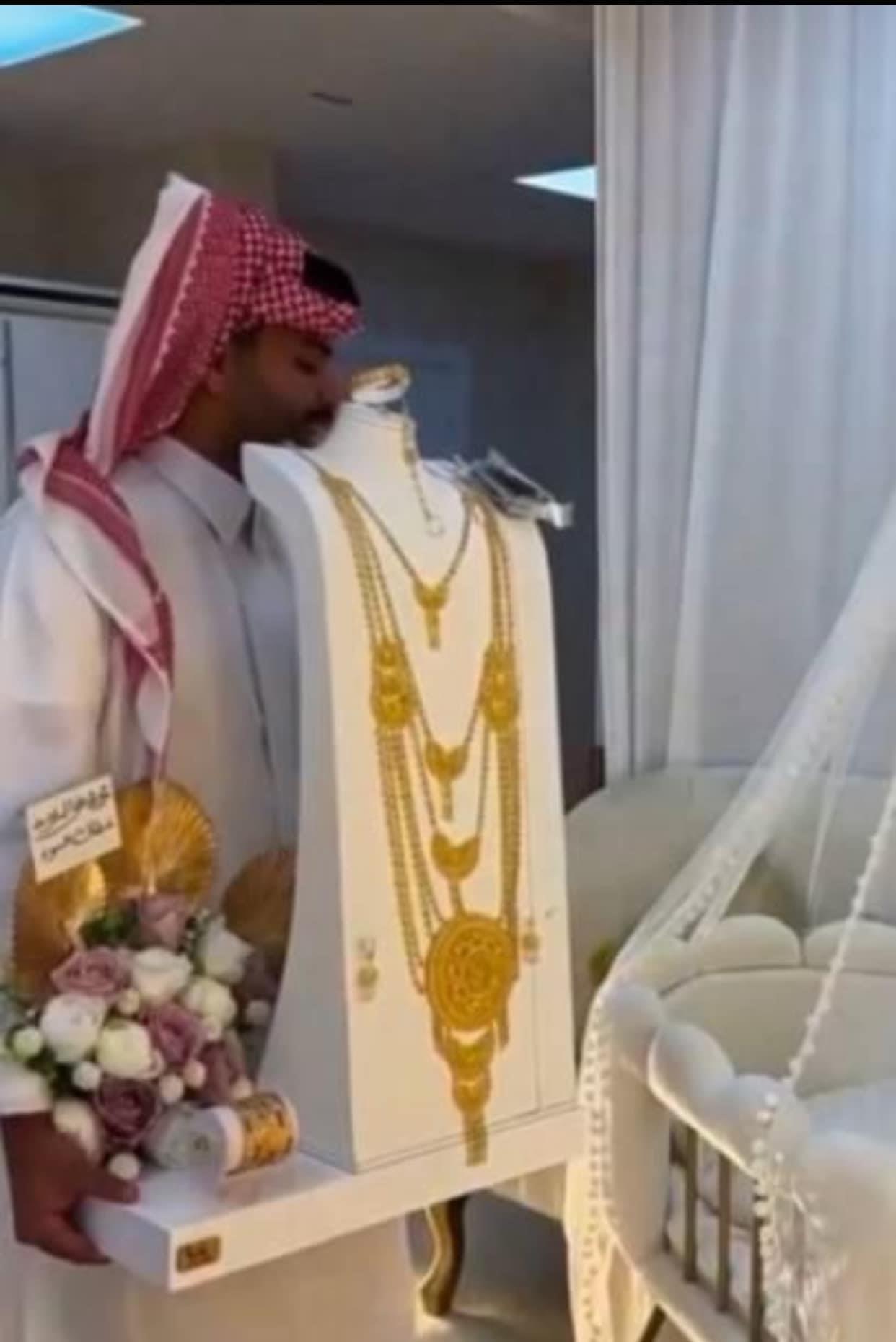 سعودي يهدي زوجته طقم ذهبي كامل وسيارة بمناسبة ولادة ابنة67