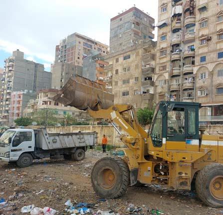 رفع أكوام القمامة من مسار مترو الإسكندرية (9)