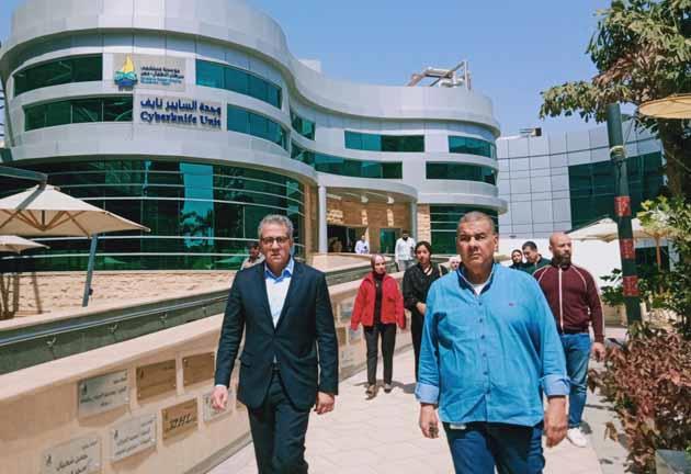 مرشح مصر لليونسكو يزور مستشفى سرطان الأطفال (1)