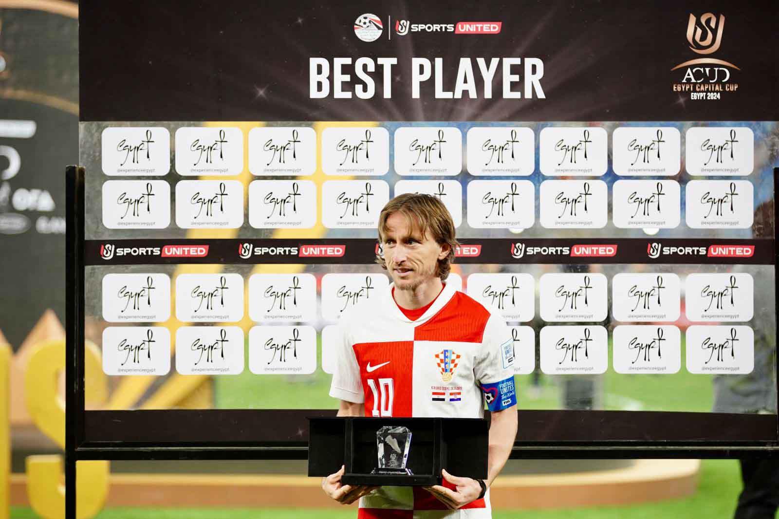 لوكا مودريتش يحصد جائزة أفضل لاعب