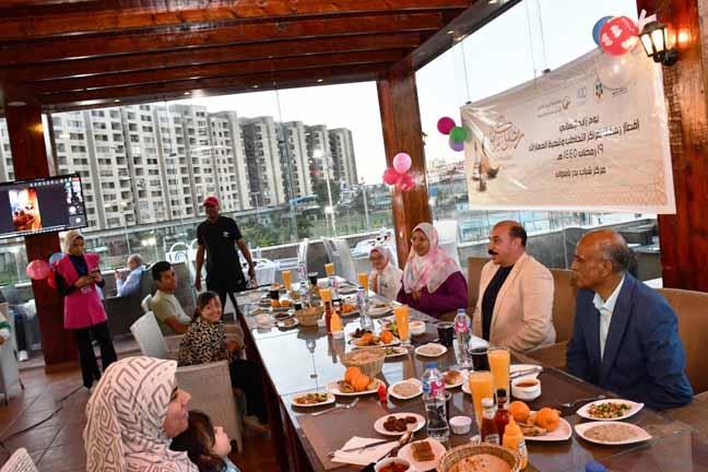 محافظ أسوان يشارك في حفل الإفطار الجماعي لذوي الهمم  (2)