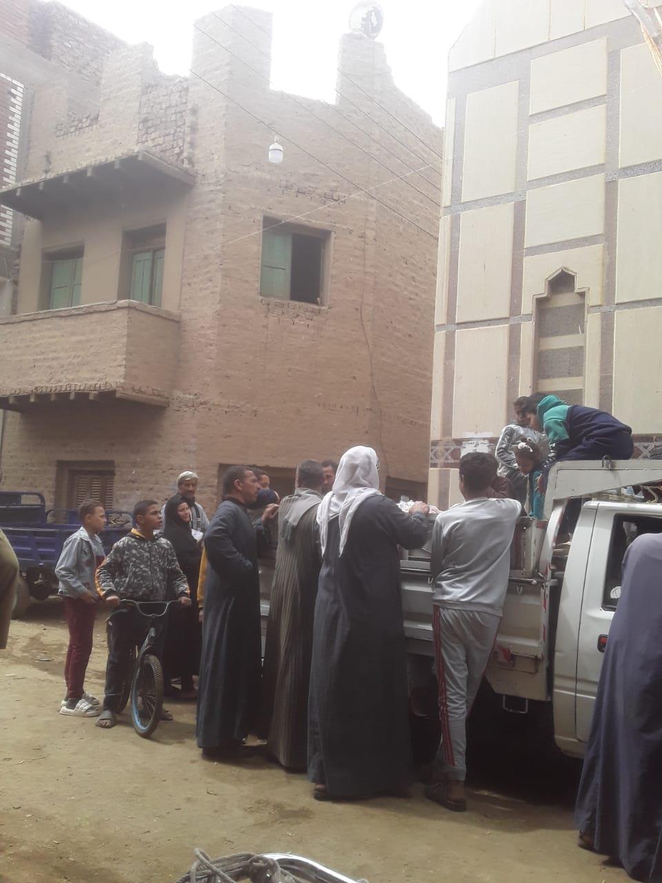 سيارات تجوب قرى المنيا لتوزيع السلع المدعمة