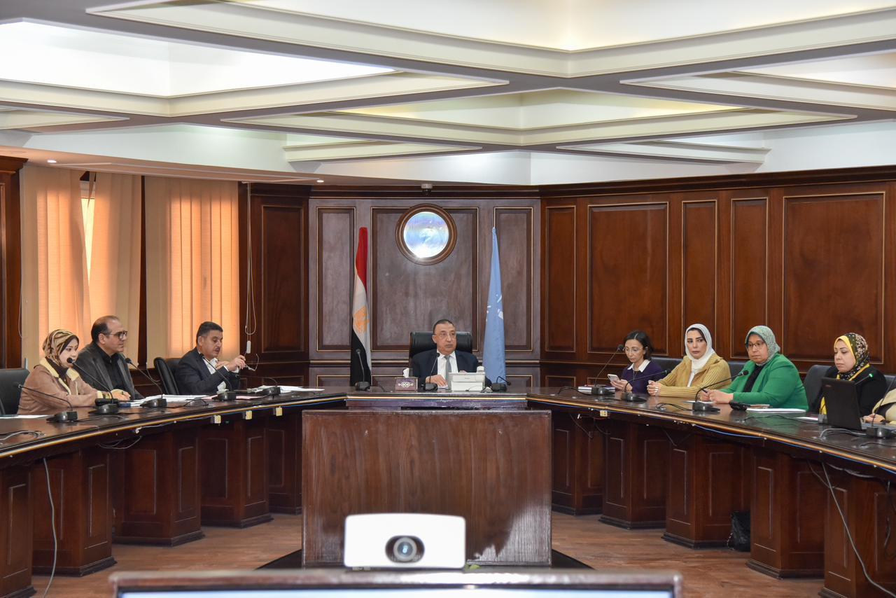 محافظ الإسكندرية خلال الاجتماع 