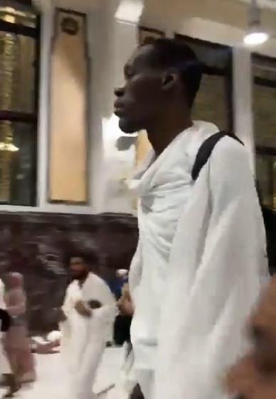 رجل عملاق يفاجئ المعتمرين في مكة المكرمة "فيديو" - ما القصة ؟