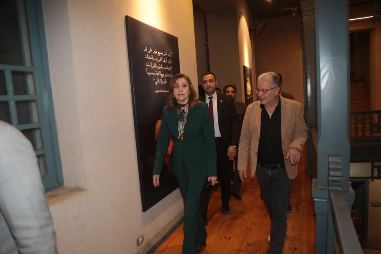 وزيرة الثقافة تتفقد متحف نجيب محفوظ 