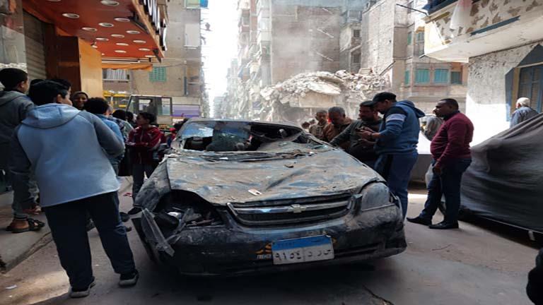 تحطم سيارتين في انهيار عقار الإسكندرية (1)