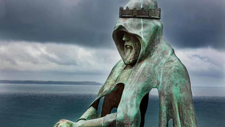 تمثال الملك آرثر على رأس صخري على ساحل الأطلنطي في كورنوال في المملكة المتحدة