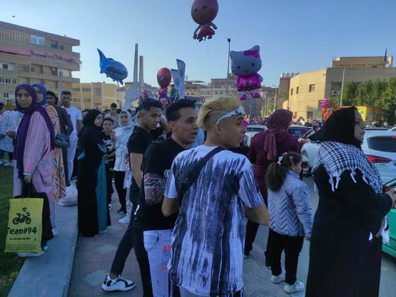 شباب ومراهقون يحتفلون بالعيد