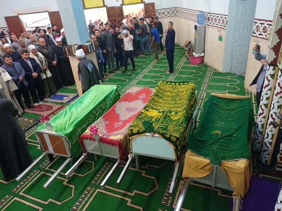 محافظ بني سويف يؤدي صلاة الجنازة على ضحايا المعدية