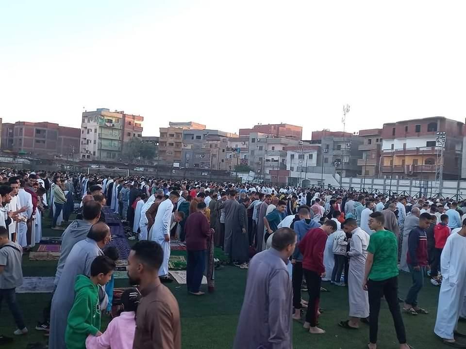 المئات يتوافدون على مساجد وساحات القليوبية لأداء صلاة عيد الفطر