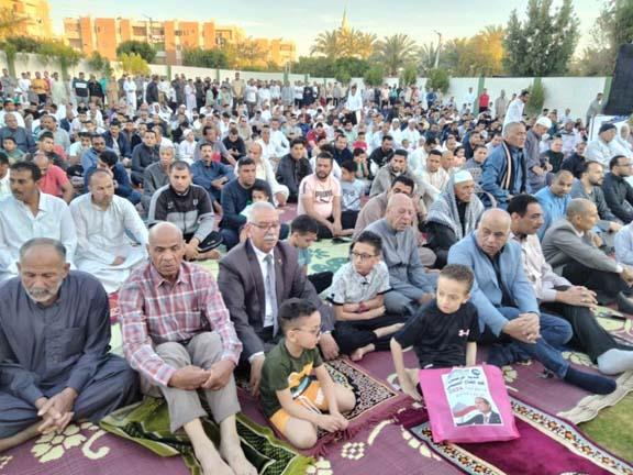 مئات المصلين يؤدون صلاة العيد بحي الامل بالخارجة (2)