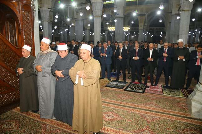 محافظ الغربية وآلاف الأهالي يؤدون صلاة عيد الفطر بمسجد السيد البدوي