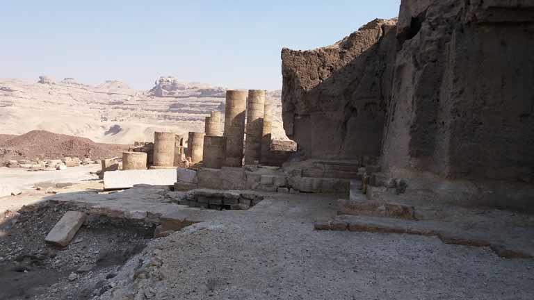 أعمدة تاريخية بمحيط معبد نيرون