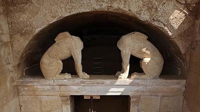 أبو الهول يحرس مدخل قبر أمفيبوليس