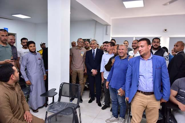وزير العمل يلتقى عمال مصريين مُرشحين للعمل في موسم حج 2024 