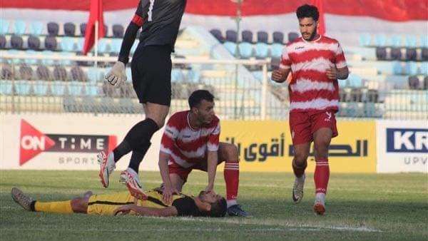  سقوط لؤي وائل لاعب المقاولون العرب خلال لقاء بلدية المحلة