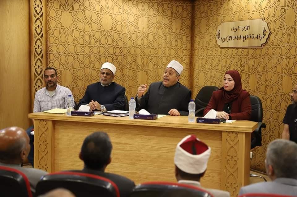 الشيخ أيمن محمد عبد الغني خلال الاجتماع