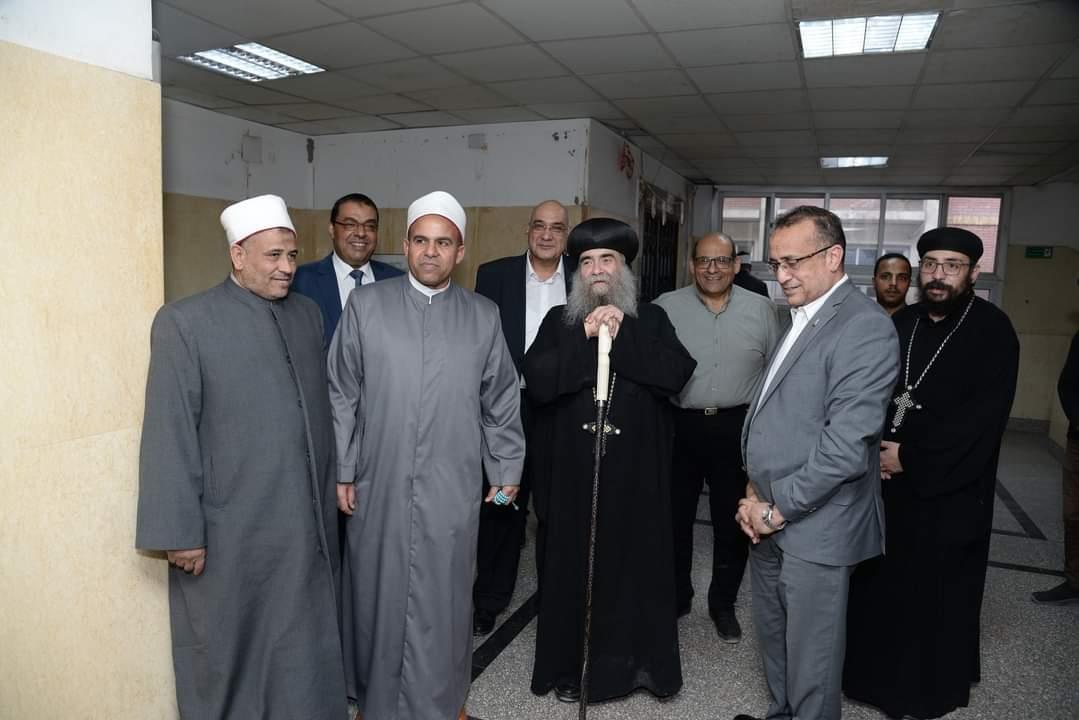 وفد من الأوقاف والكنيسة يزور المصابين الفلسطينيين بمستشفيات جامعة أسيوط (19)