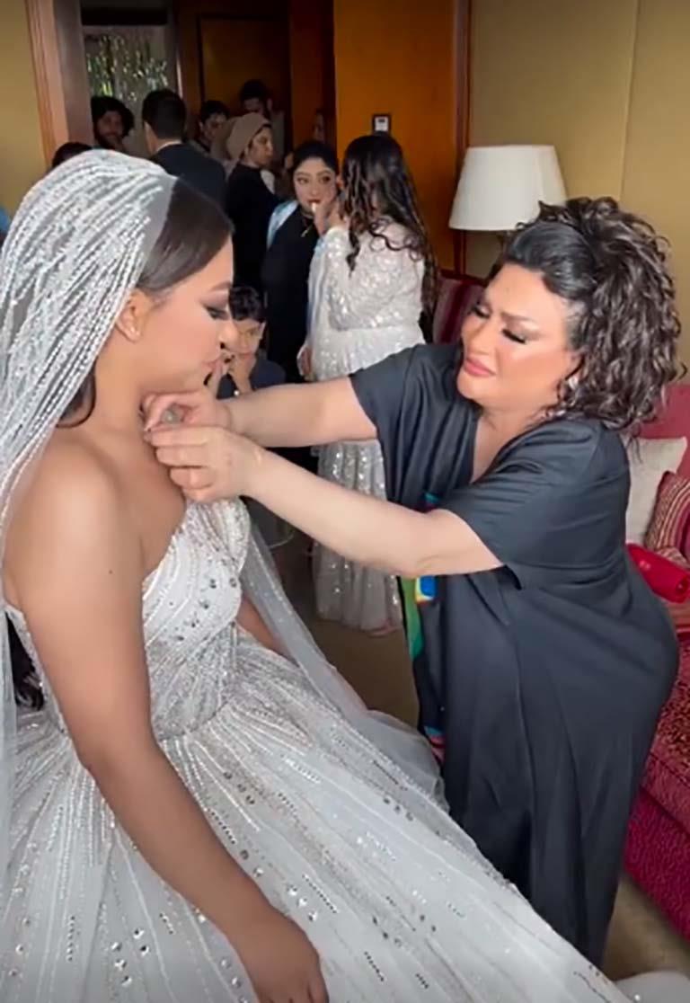بدرية طلبة مع ابنتها سلمى من حفل الزفاف