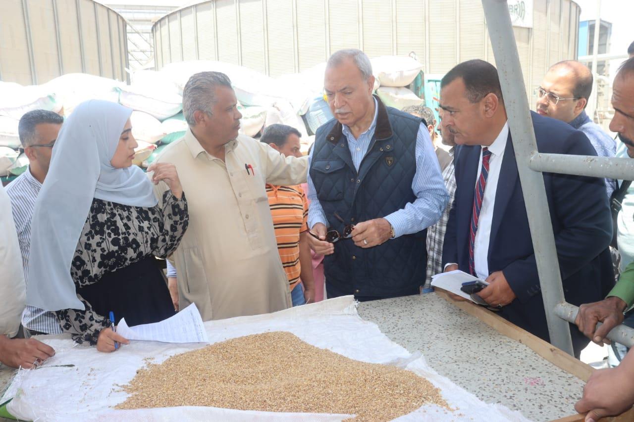 محافظ القليوبية يتابع توريد القمح بصومعةغلال عرب العليقات (1)