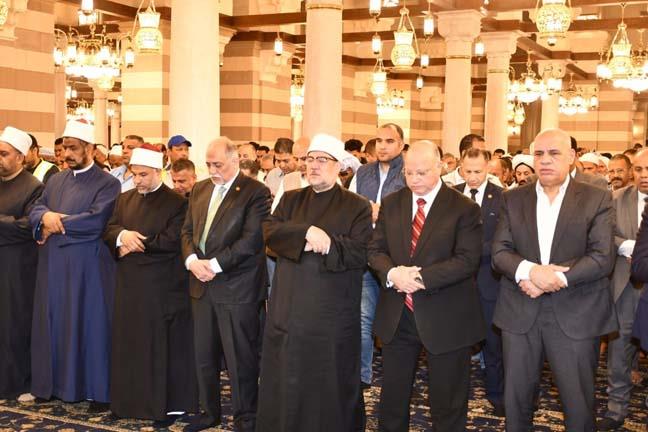 وزير الأوقاف يؤدي صلاة الجمعة الأخيرة من رمضان بمسجد السيدة زينب (3)