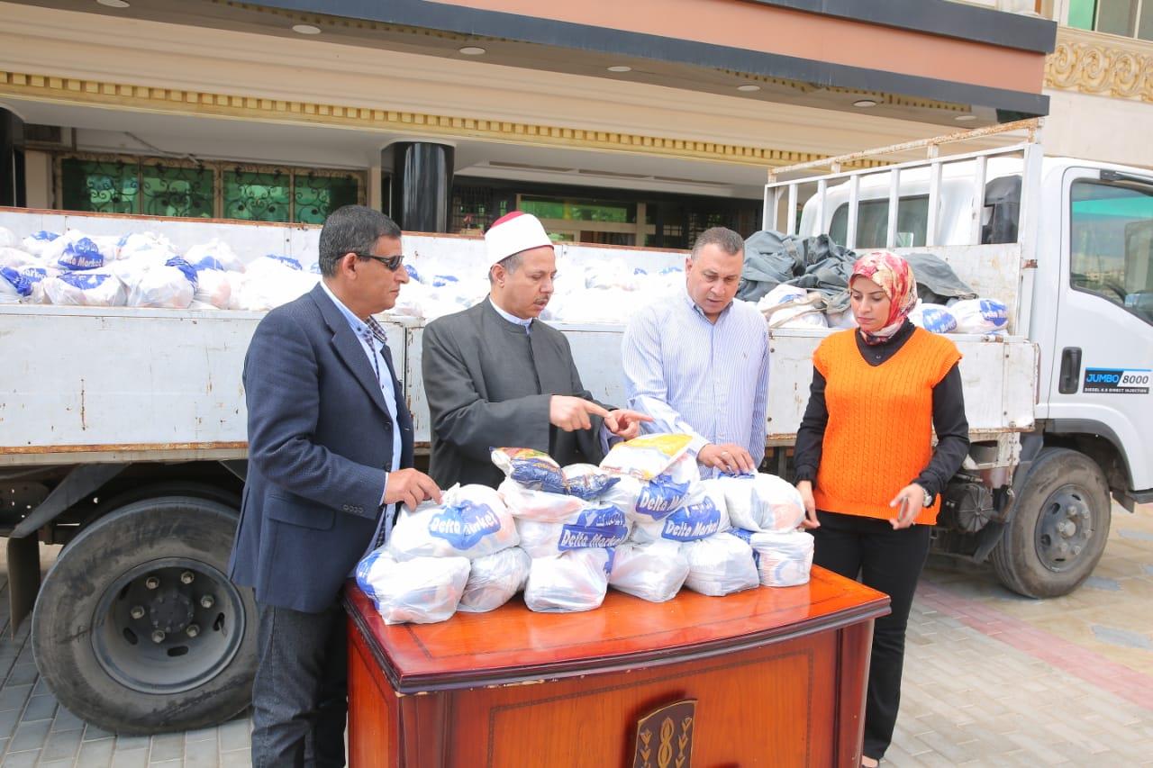 توزيع ألف شنطة مواد غذائية على الأسر الأولى بالرعاية (1)