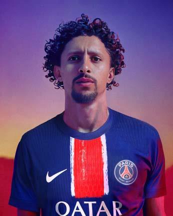 لاعبي باريس سان جيرمان من عرض قميص الفريق للموسم المقبل