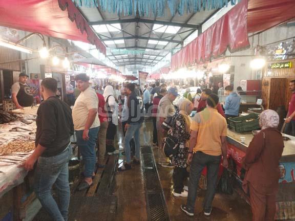 إقبال كبير على شراء الأسماك في السوق الحضاري ببورسعيد