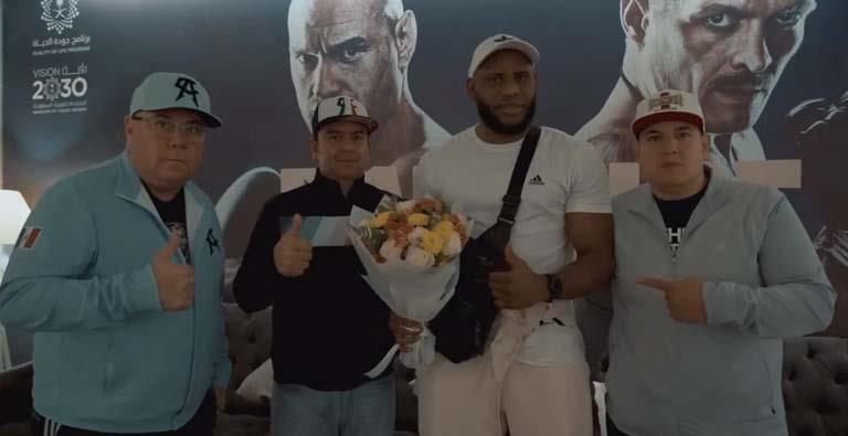 الملاكم فرانك سانشيز مع فريق عمله في الرياض