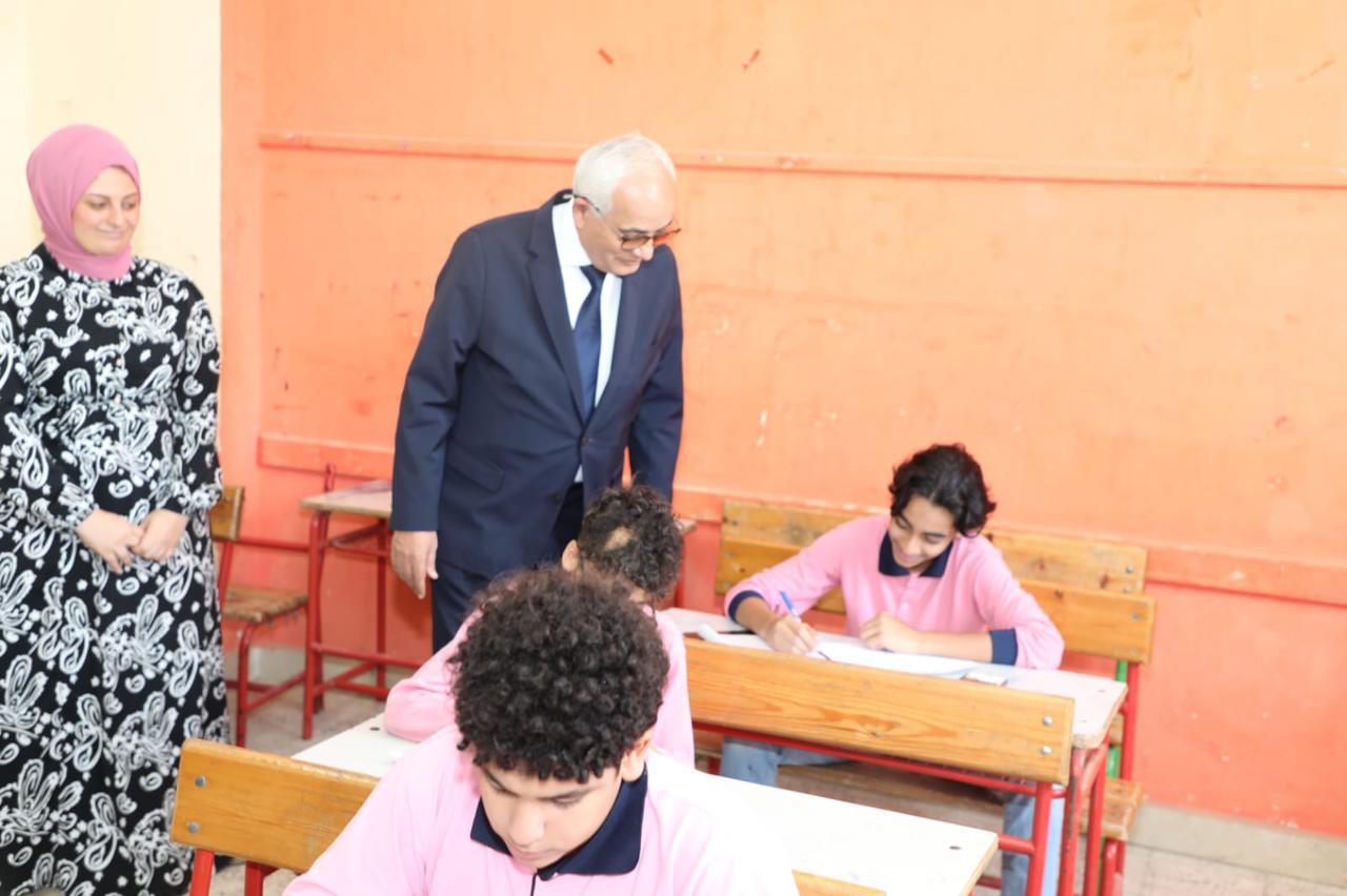 وزير التربية والتعليم يتابع امتحانات صفوف النقل للمرحلتين الابتدائية والإعدادية للعام الدراسى ٢٠٢٣ ٢٠٢٤ بالجيزة  (1)