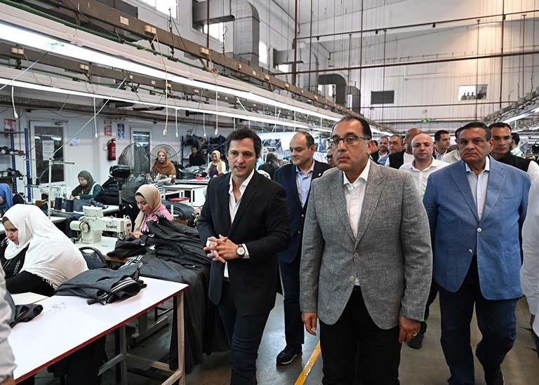 رئيس الوزراء يتفقد مصنع الملابس الجاهزة بمنطقة بياض العرب في بني سويف  (3)