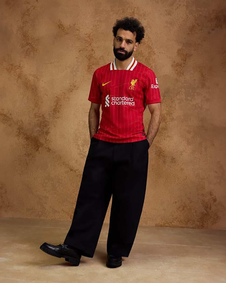 محمد صلاح يعرض قميص ليفربول للموسم المقبل