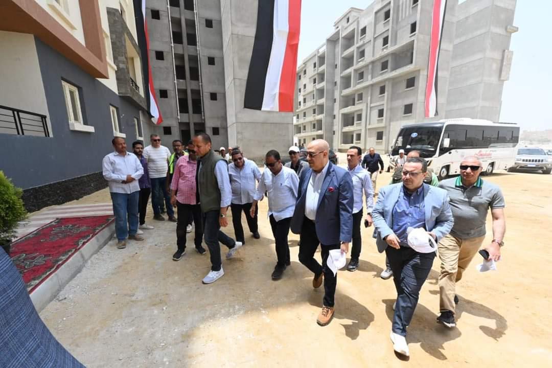 وزير الإسكان يتفقد وحدات سكن لكل المصريين (1)