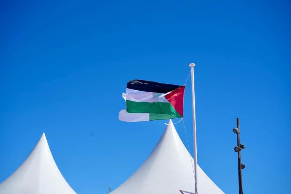 رفع علم فلسطين في الخيمة الجزائرية