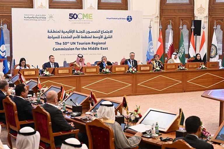 وزير السياحة والآثار يشارك في الاجتماع الـ 50 للجنة الإقليمية للشرق الأوسط بمنظمة الأمم المتحدة للسياحة بسلطنة عُمان (1)