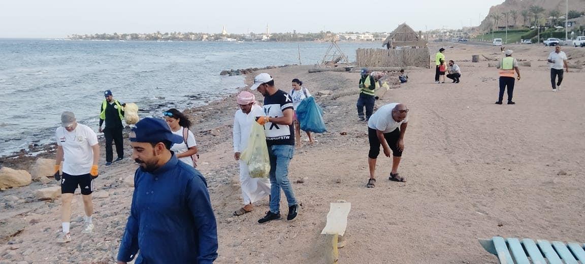 حملات النظافة بشاطئ البلوهول بمدينة دهب بمشاركة السائحين والمواطنين (1)