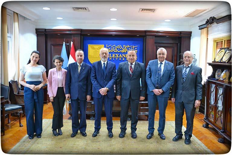 سفير اليونان خلال زيارته لجامعة الإسكندرية (3)