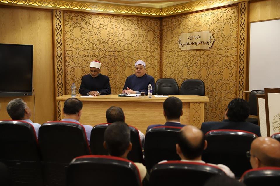 اجتماع الشيخ أيمن عبد الغني رئيس قطاع المعاهد الأزهرية