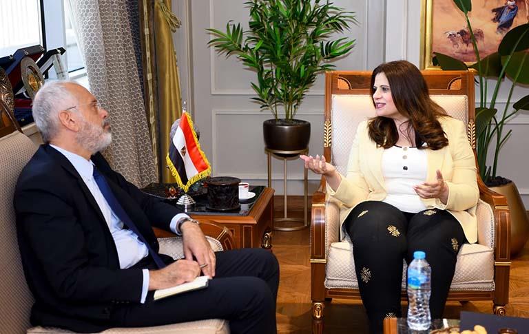 وزيرة الهجرة تستقبل السفير اليوناني لدى مصر لبحث تعزيز سبل التعاون في العديد من الملفات المشتركة بما في ذلك ملف العمالة الموسمية (4)