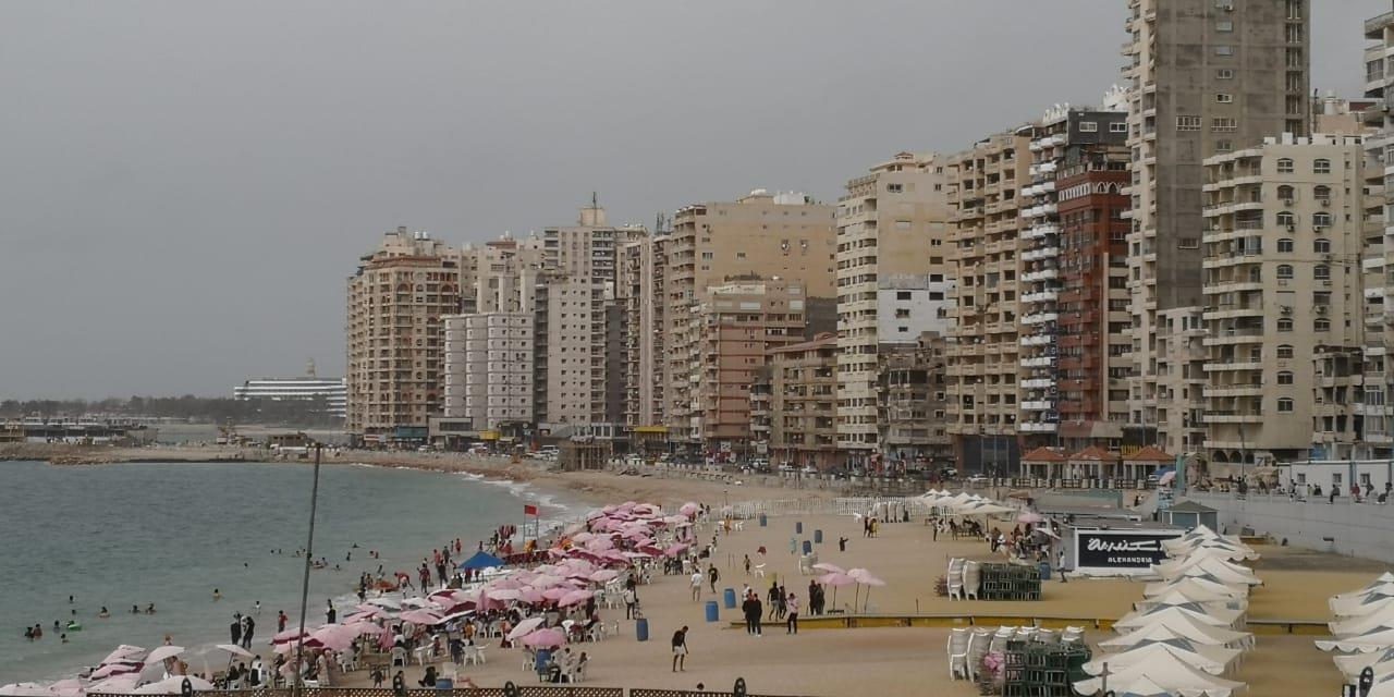 توافد المواطنون على شواطئ الإسكندرية (1)