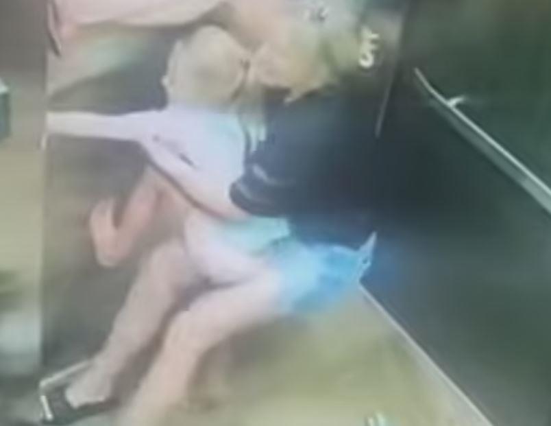 طفلة كاد تفقد يدها داخل مصعد