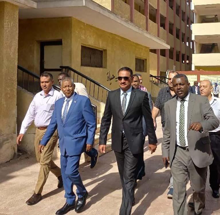 سفير السودان ومدير تعليم الجيزة يتفقدان امتحانات شهادة الأساس السودانية (4)