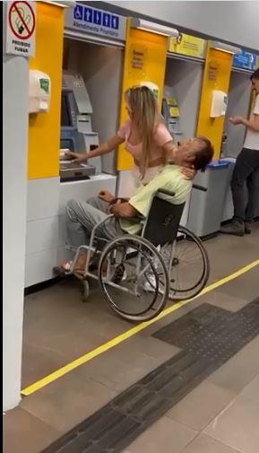 امرأة تستخدم حيلة غير متوقعة لسحب أموال من ماكينة "ATM"
