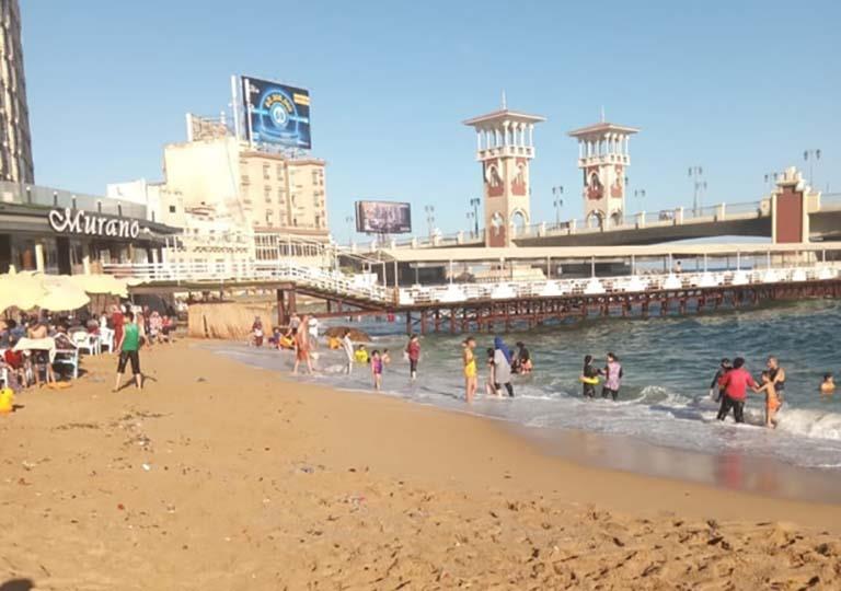 بنسبة إشغال 55 %.. شواطئ الإسكندرية تنتعش في ثاني أيام العيد - صور (2)