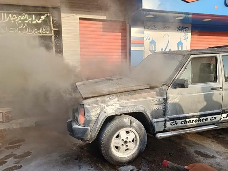 تفحم سيارة ملاكي  بمنطقة مصنع اللبن في مدينة الخارجة (1)
