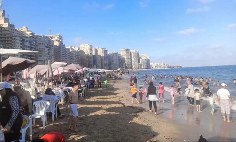 صور ترصد الإقبال الأكبر هذا الصيف على شواطئ الإسكندرية 
